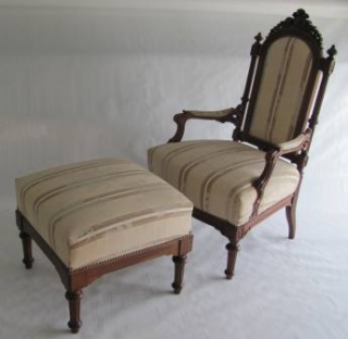 Antiker Stuhl mit Hocker